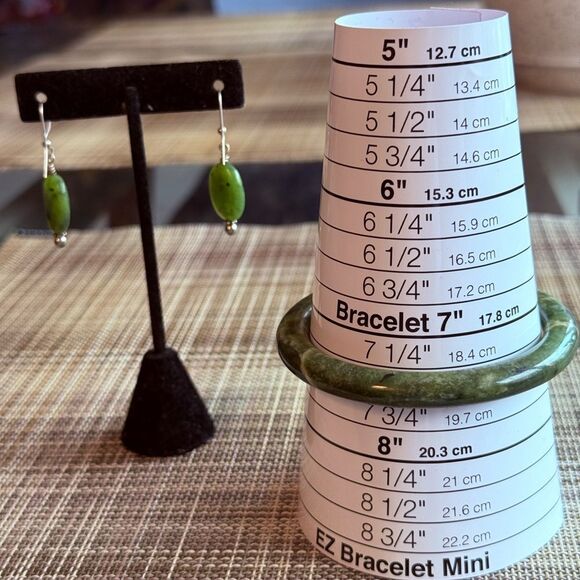 New Jade Bangle Bracelet & Coordinating Dangling Green Earrings. - Picture 1 of 7